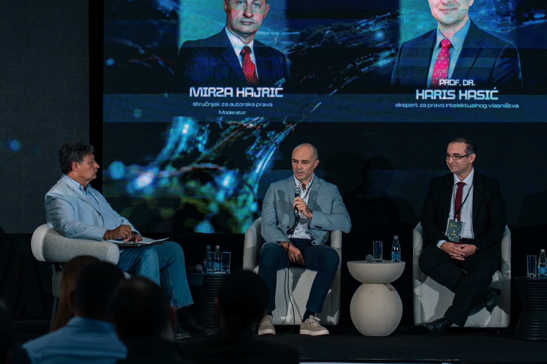 Panel o autorskim pravima i intelektualnom vlasništvu: moderator i dva gosta u foteljama