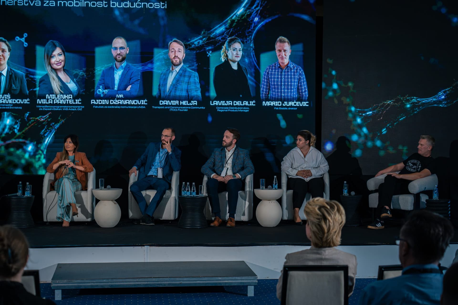 Panel o partnerstvima za mobilnost budućnosti, pet gostiju na bini