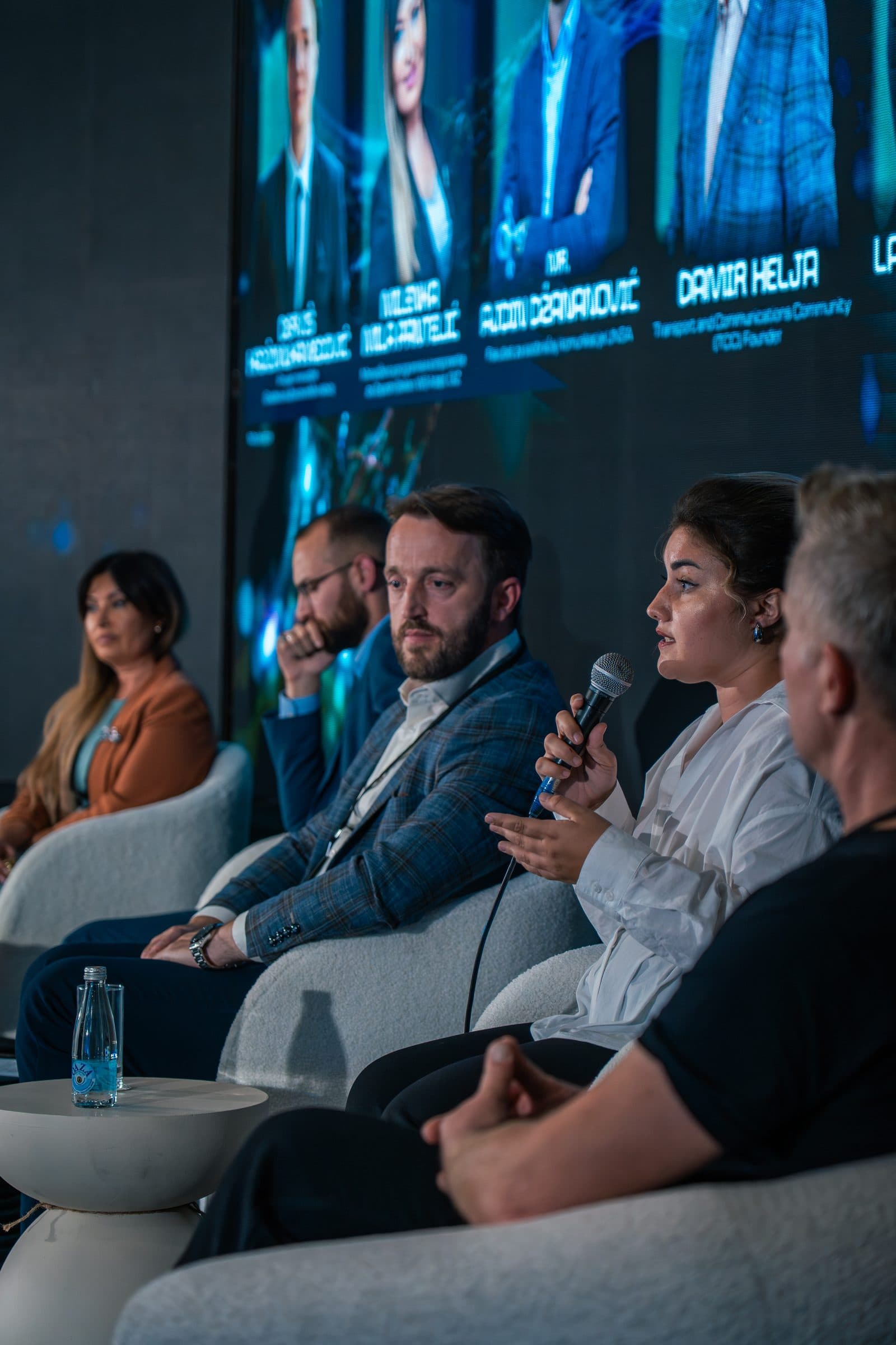 Panelistkinja odgovara na pitanje, pored nje ostali gosti panela o mobilnosti