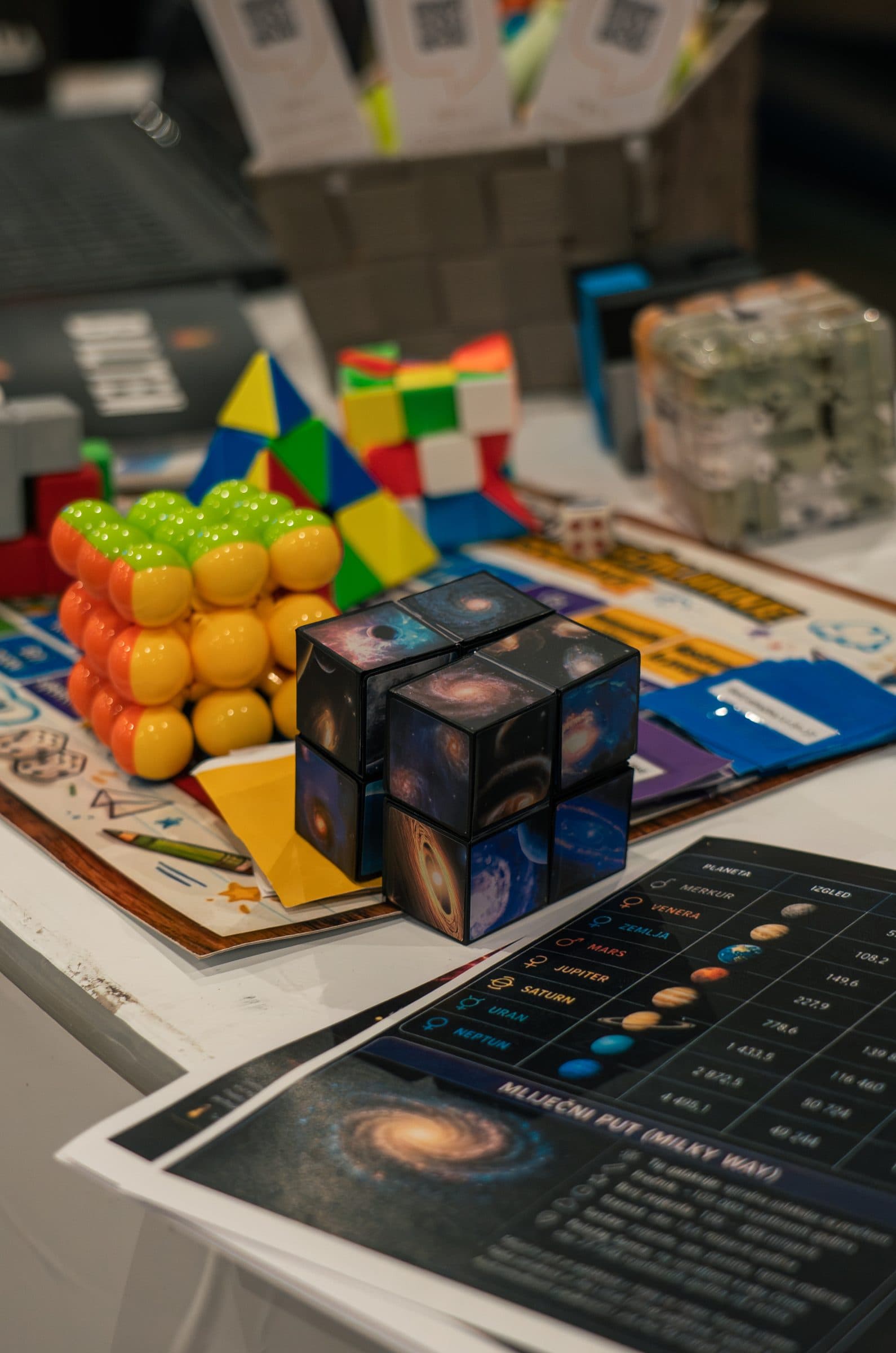 Kocke-mozgalice i edukativni materijali o svemiru na štandu izlagača